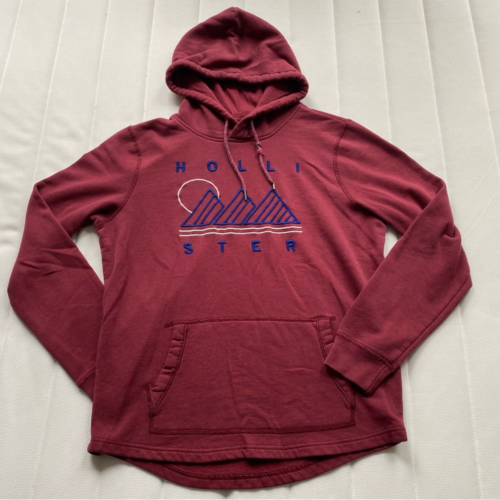 Hollister Men's Burgundy Pullover Hoodie with Navy Graphic
